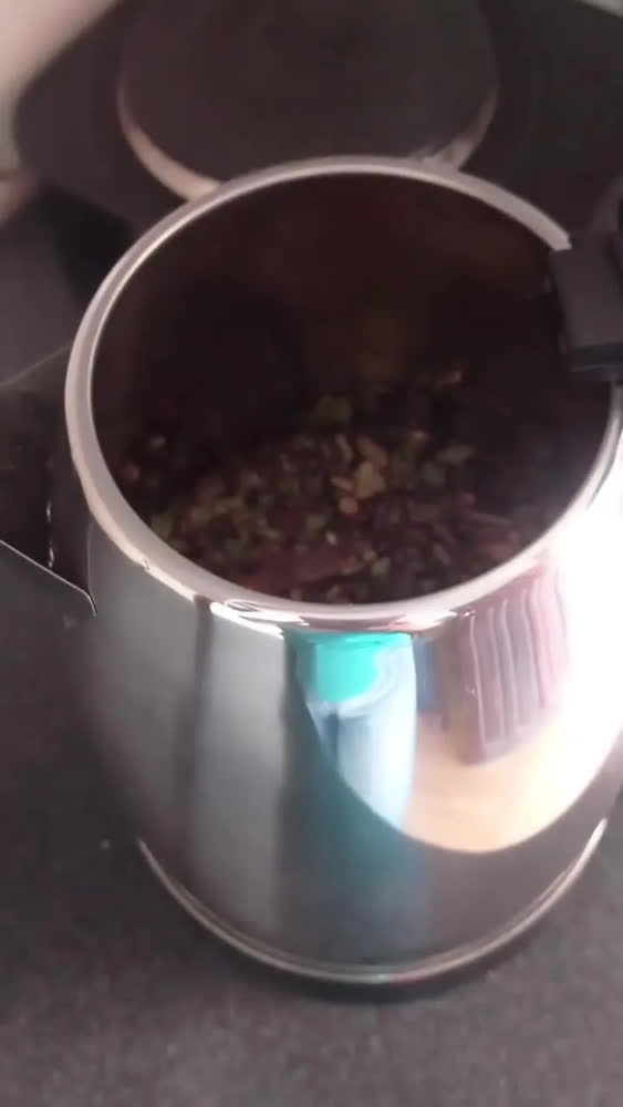 foto de Chaleira Jarra Elétrica 1,8l Litros Em Inox Desligamento Automático Aquecimento Rápido Segura Café Chá Fácil Abertura Tampa Alça Hold On Divinamente