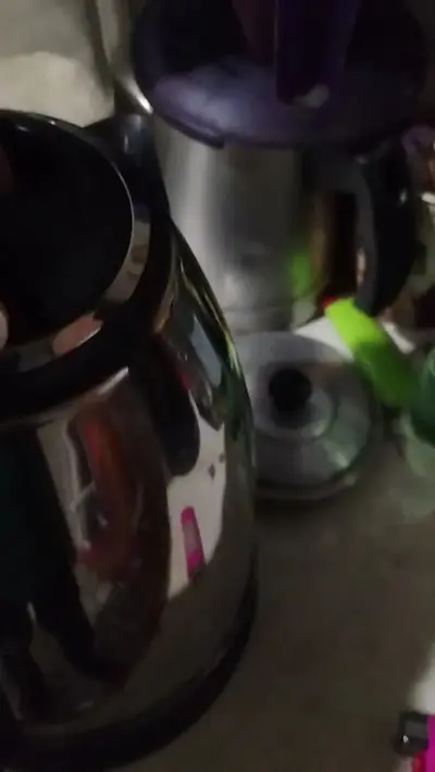 foto de Chaleira Jarra Elétrica 1,8l Litros Em Inox Desligamento Automático Aquecimento Rápido Segura Café Chá Fácil Abertura Tampa Alça Hold On Divinamente