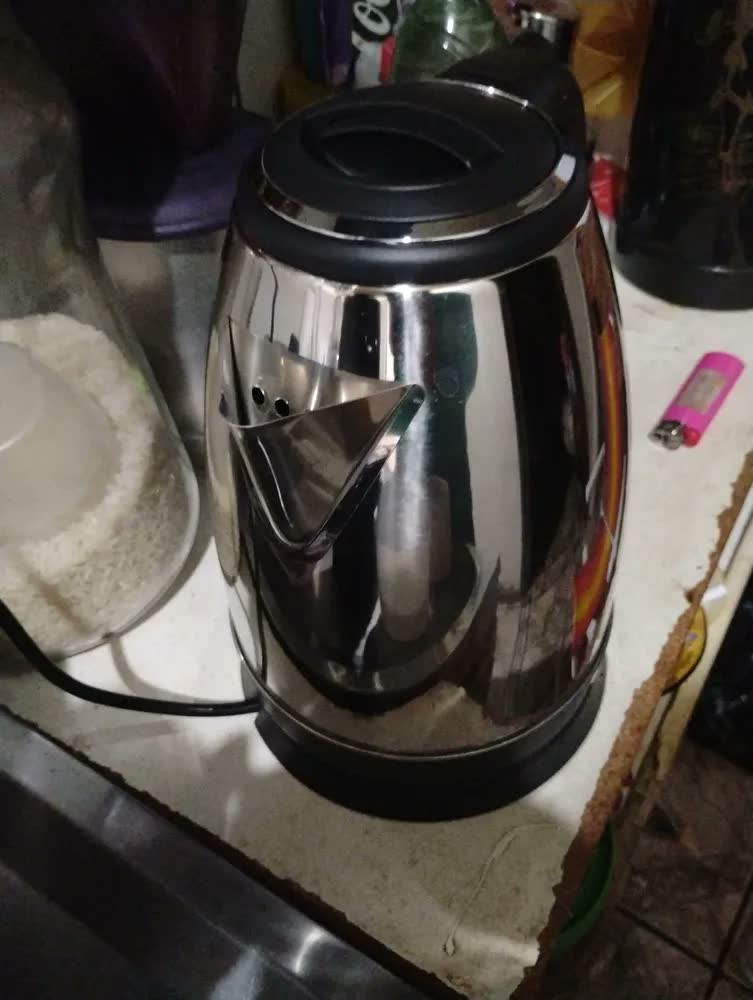 foto de Chaleira Jarra Elétrica 1,8l Litros Em Inox Desligamento Automático Aquecimento Rápido Segura Café Chá Fácil Abertura Tampa Alça Hold On Divinamente
