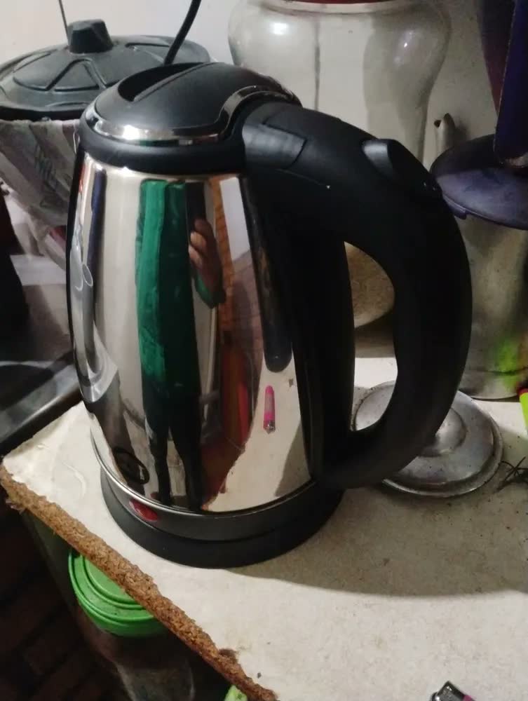 foto de Chaleira Jarra Elétrica 1,8l Litros Em Inox Desligamento Automático Aquecimento Rápido Segura Café Chá Fácil Abertura Tampa Alça Hold On Divinamente