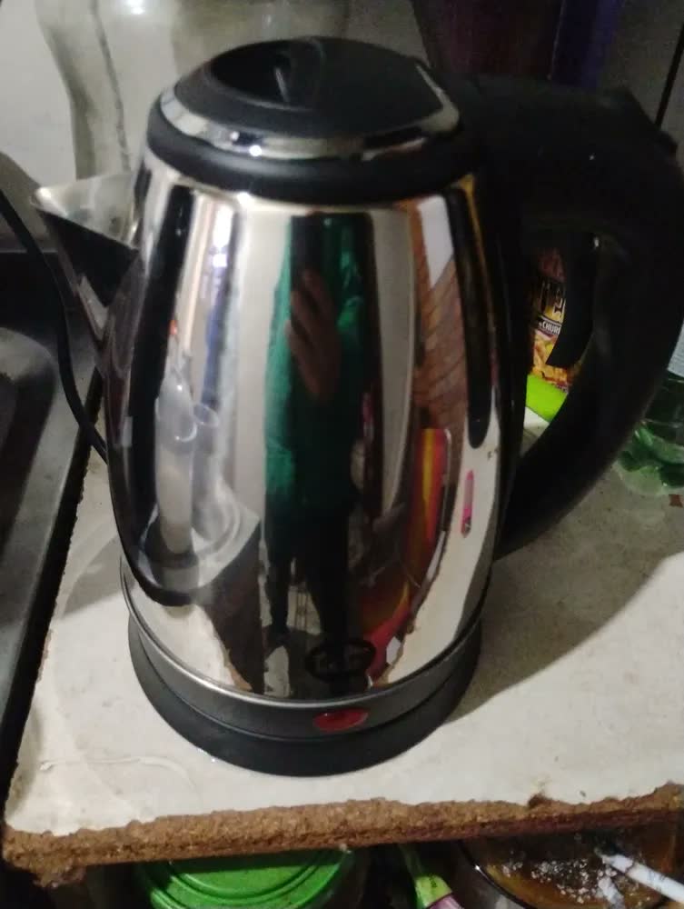 foto de Chaleira Jarra Elétrica 1,8l Litros Em Inox Desligamento Automático Aquecimento Rápido Segura Café Chá Fácil Abertura Tampa Alça Hold On Divinamente