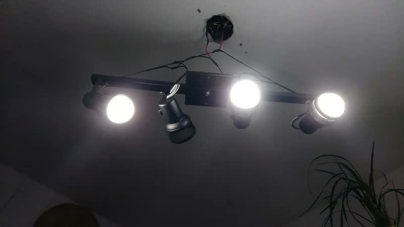foto de Luminária Spot Trilho Tela Alumínio Bocal E27 100w 110/220v Preto