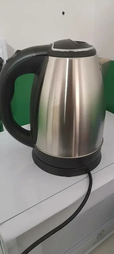 foto de Chaleira Jarra Elétrica Inox Prata Fosco Ferver Água 2L Desliga Automático Com Bico e Tampa Mokfa Import 110v 220v