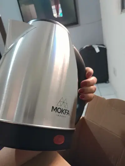 foto de Chaleira Jarra Elétrica Inox Prata Fosco Ferver Água 2L Desliga Automático Com Bico e Tampa Mokfa Import 110v 220v
