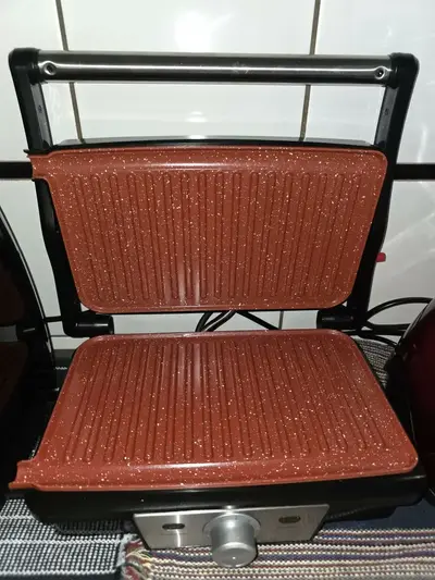 foto de Sanduicheira Grill Britânia Bgr27b 1000w Preto