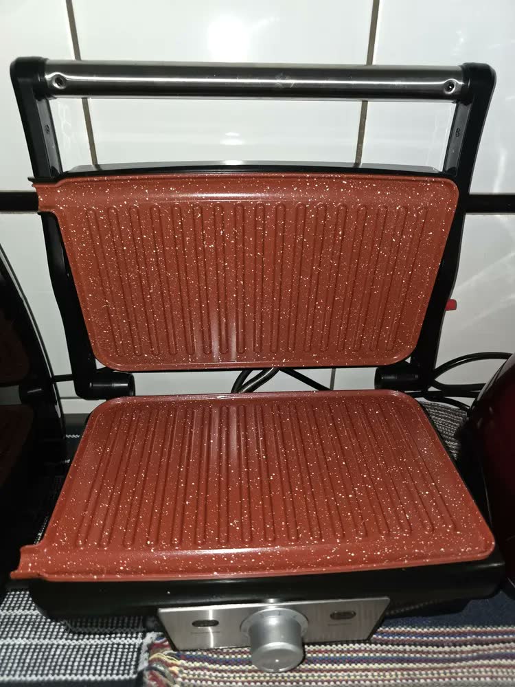 foto de Sanduicheira Grill Britânia Bgr27b 1000w Preto