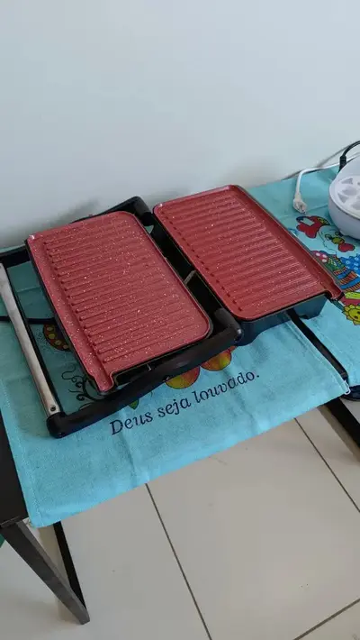 foto de Sanduicheira Grill Britânia Bgr27b 1000w Preto