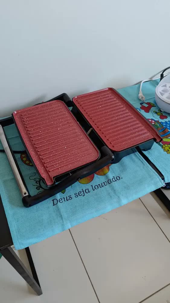 foto de Sanduicheira Grill Britânia Bgr27b 1000w Preto