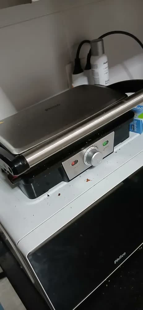 foto de Sanduicheira Grill Britânia Bgr27b 1000w Preto
