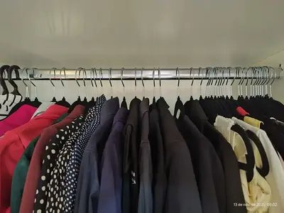 foto de Kit 50 Cabides Kparts Aveludado Preto E Cinza Bege
