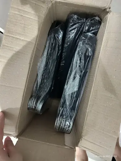 foto de Kit 50 Cabides Kparts Aveludado Preto E Cinza Bege