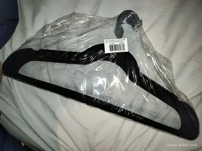 foto de Kit 50 Cabides Kparts Aveludado Preto E Cinza Bege