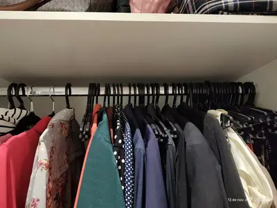 foto de Kit 50 Cabides Kparts Aveludado Preto E Cinza Bege